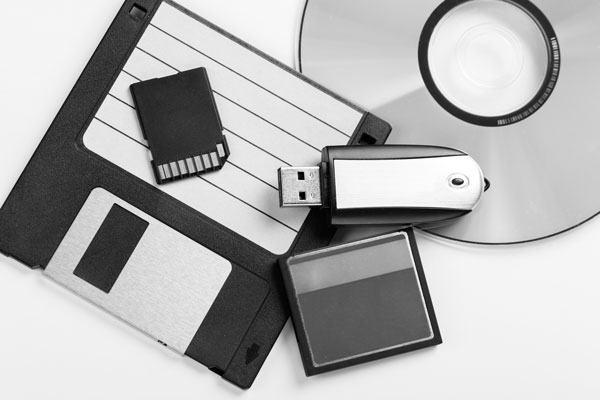 thumb drive usb drive cd and floppy disc used to store digital images